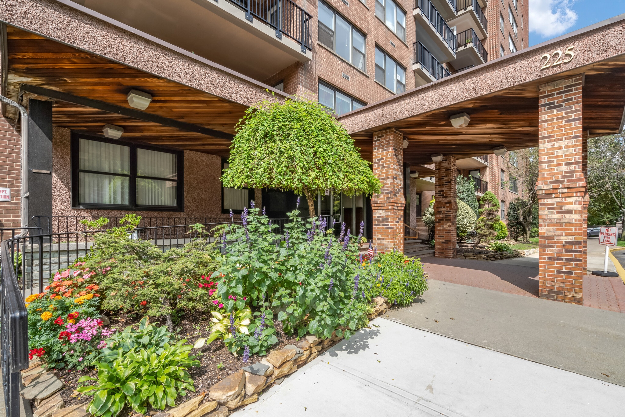 Building Photo - 225 Saint Pauls Ave