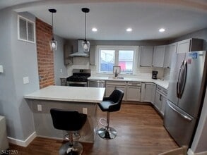 Building Photo - 17 Thomas St