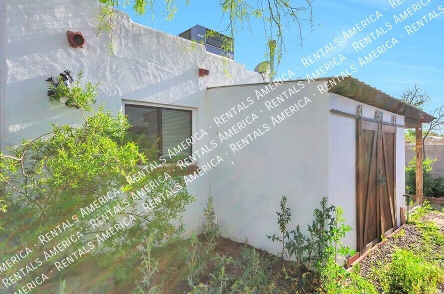 Building Photo - 121 W Birdman Dr