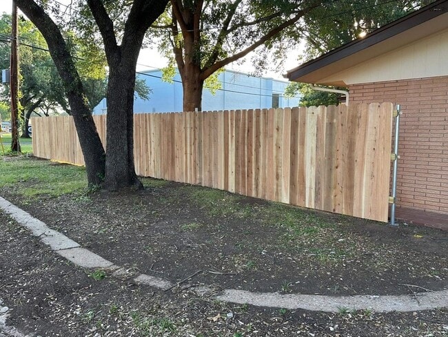 Building Photo - 2108 Granada Dr