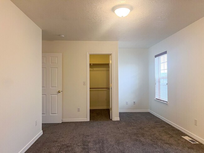 Building Photo - 3BD/2BA HOME W/GARAGE IN LEBANON