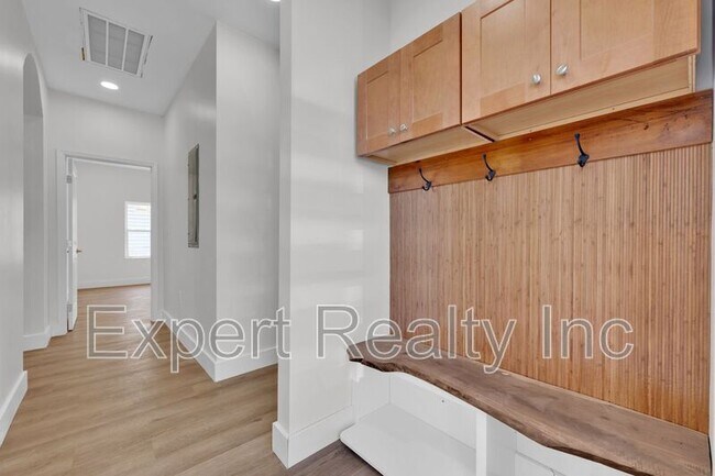 Building Photo - 1720 34th Pl N