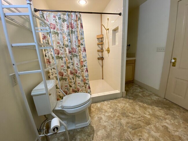 Building Photo - 1484 E Ojai Ave