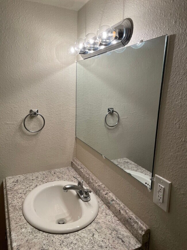 Building Photo - "Charming 3-Bedroom Retreat with Fireplace in Prime Jonesboro Location!"