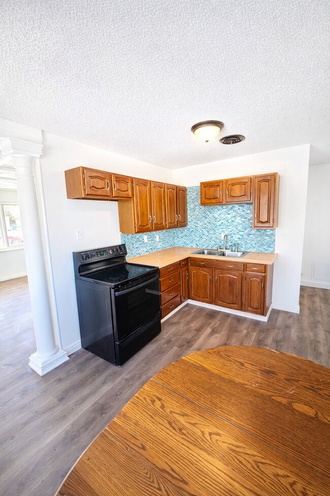 Building Photo - Nicely Updated 3 BD/1BA