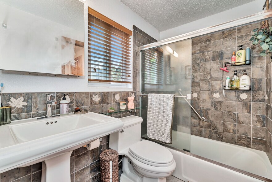 Building Photo - 3025 Columbine Dr