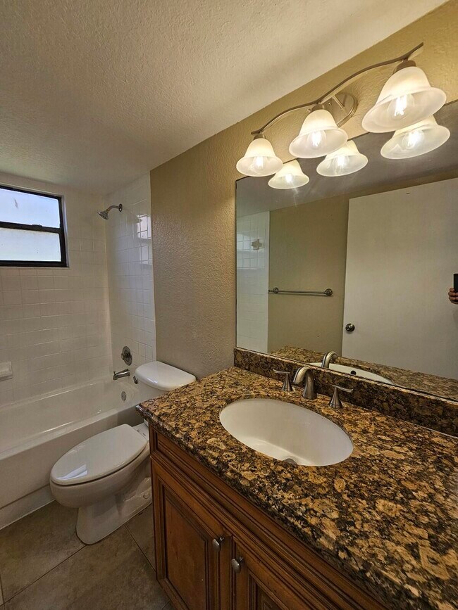 Building Photo - 1447 Lake Crystal Dr