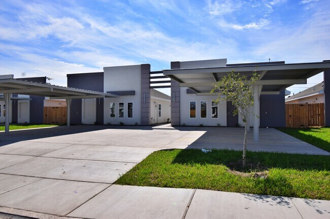 Building Photo - 2922 W Kenwood St