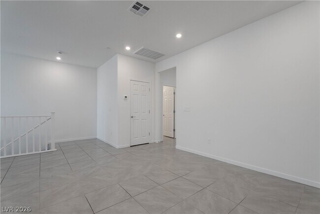 Building Photo - 902 Bronzite St