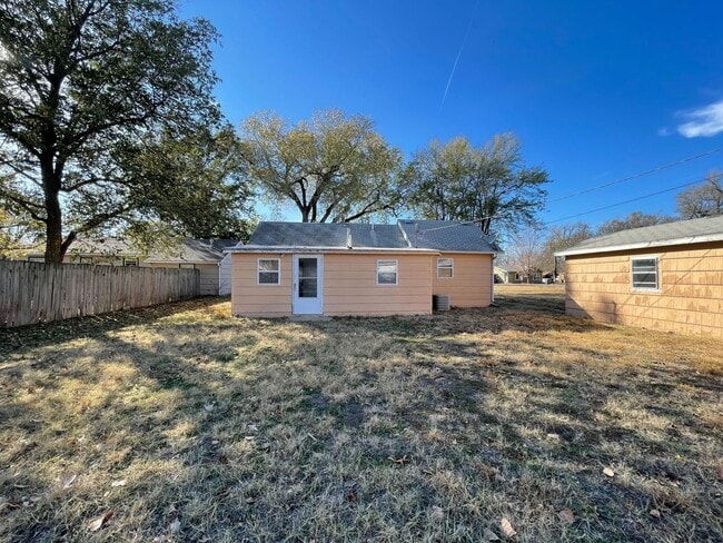 Building Photo - Two Bedroom Home with Detached Garage