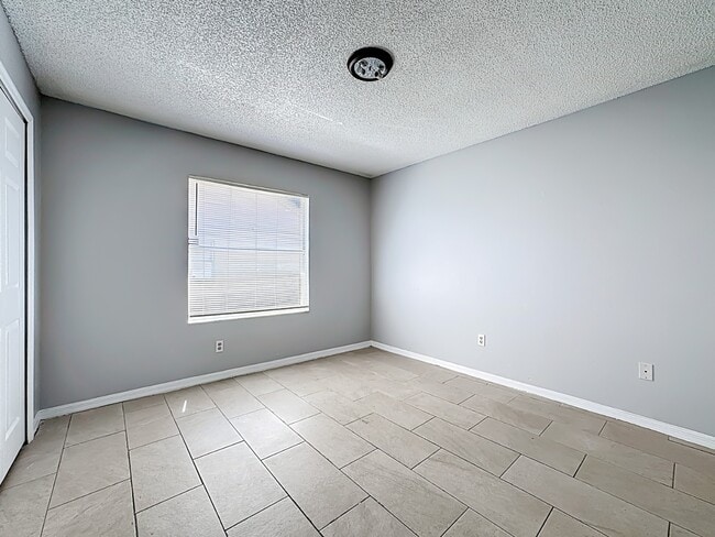 Building Photo - Spacious 4-Bedroom Retreat with 2 Baths in Brandon - 2103 Sq. Ft. of Comfort Awaits!