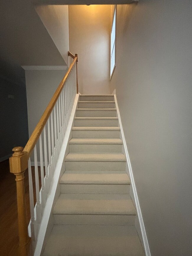 Building Photo - AVAILABLE NOW! End-Unit Townhouse in Pennington Square