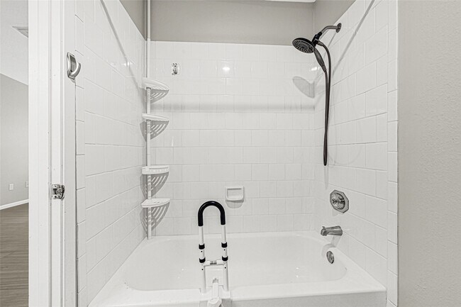 Building Photo - 14020 Schroeder Rd