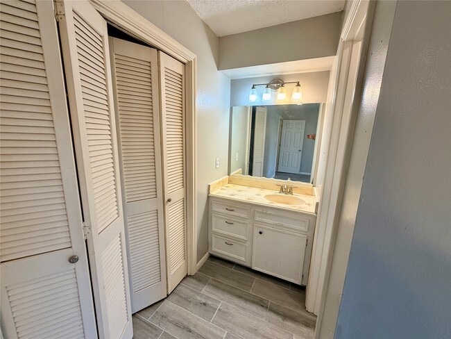 Building Photo - 7876 Bender Rd