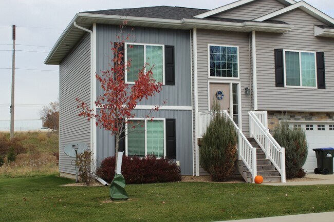 Building Photo - 4 Bedroom, 3 bath close to University