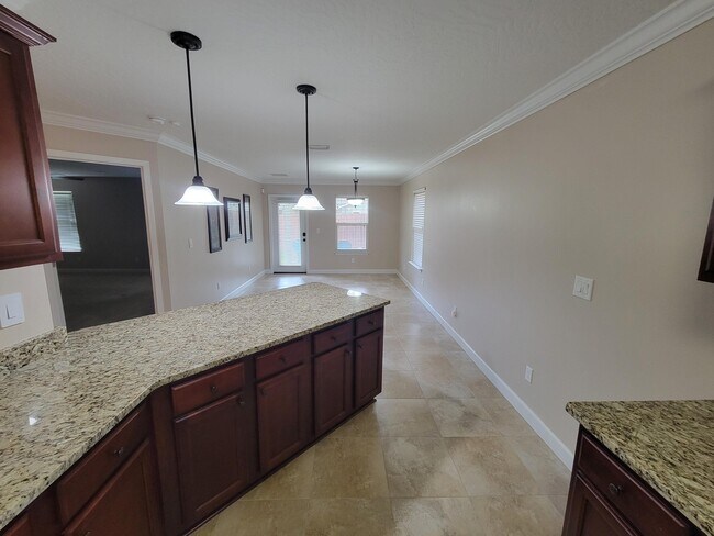 Building Photo - 712 Hazel Dr