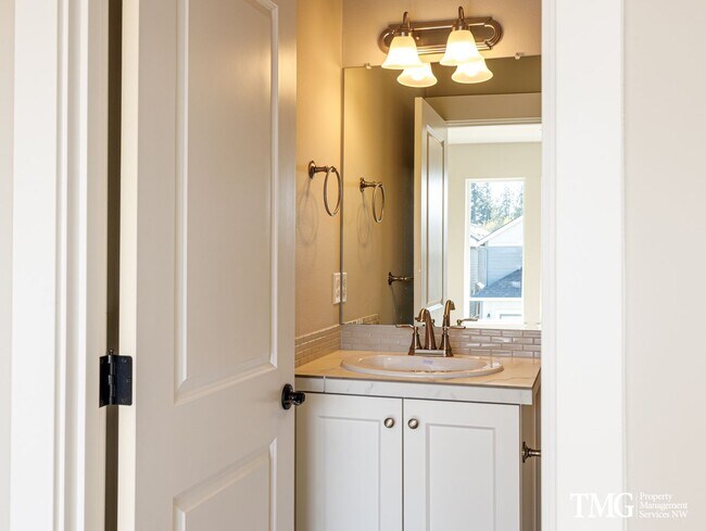 Building Photo - Brand New 3 Bed 2.5 Bath Ridgefield Home Offering