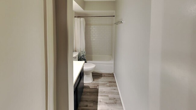 Building Photo - Start your new year in this 2 bedroom, 2.5 bath home located in Shadow Mountain Condominiums!