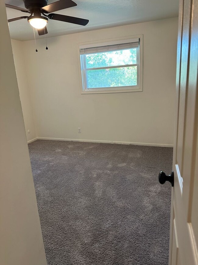 Building Photo - Newly Remodeled 5 Bed, 3 Bath Home – 2-Car...