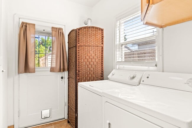 Building Photo - Charming Oakland Oasis with Detached Works...