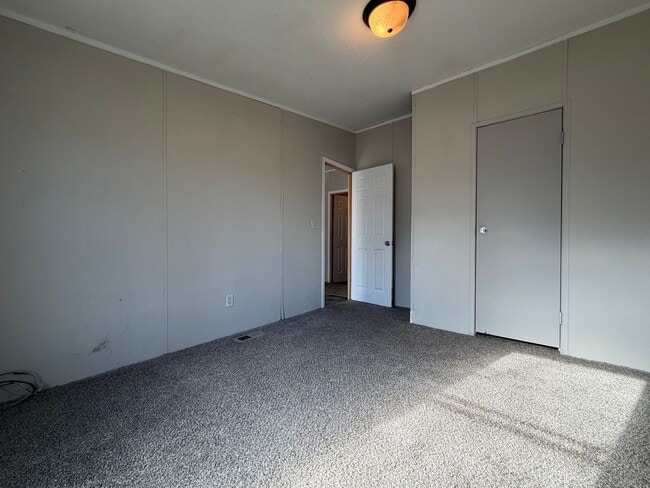 Building Photo - Huge 4 bed for only 1400?!?!