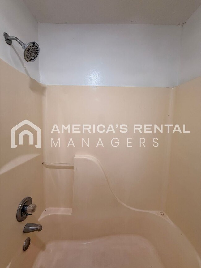 Building Photo - Modern 3BR/2BA – Easy Commute to Downtown!