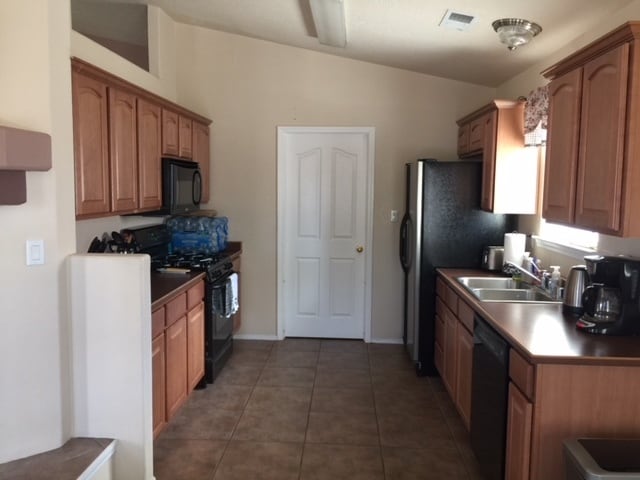 Building Photo - 3 Bedroom, 2 Bathroom Home near Unser & La...
