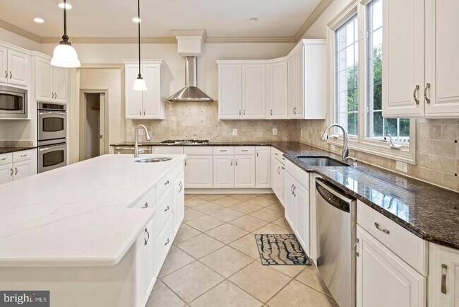 Building Photo - 6251 Linway Terrace