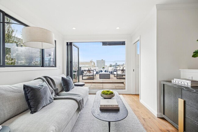Building Photo - NOB HILL TOWNHOME FOR RENT - $13,000/mo