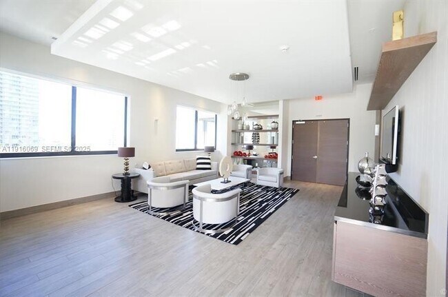 Building Photo - 999 SW 1st Ave