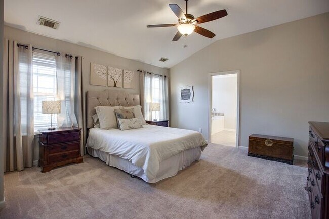 Building Photo - Pristine 5 Bed Fenced Franklin Home!