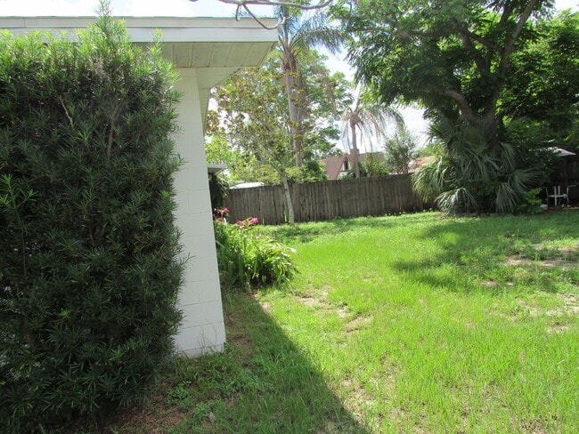 Building Photo - LOVELY 2 BEDROOM SINGLE FAMILY HOME IN CLE...