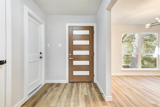 Building Photo - 402 Mulberry Dr