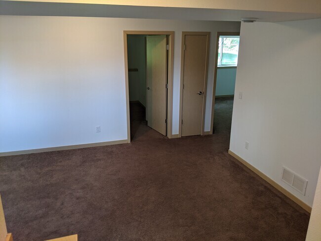 Building Photo - 819 Thompson Dr