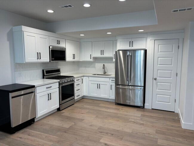 Building Photo - Basement Apartment