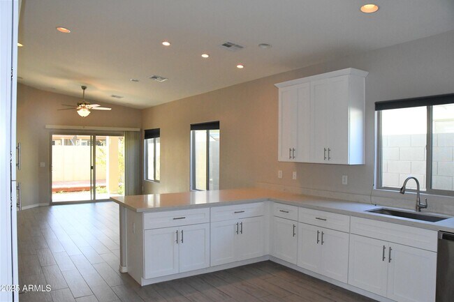 Building Photo - 2362 W Sierra Vista Dr