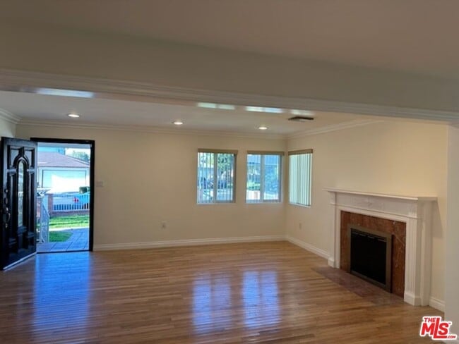 Building Photo - 3530 S Bentley Ave