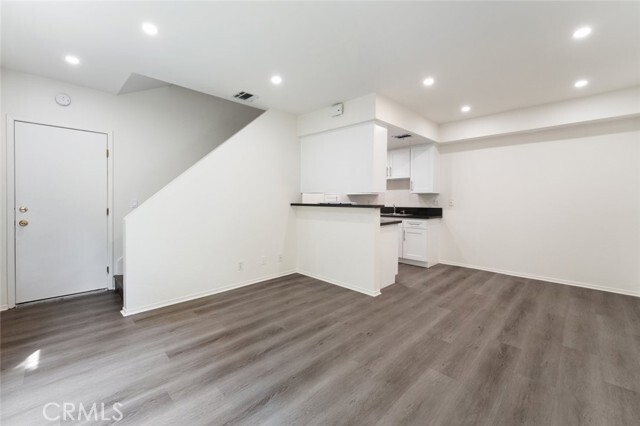 Building Photo - 731 E Cypress Ave