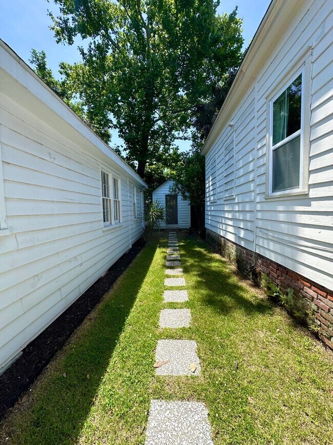 Building Photo - Charming Updated Three Bedroom Home Downtown