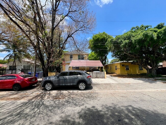 Building Photo - Spacious and Remodeled 2 bed 1 bath with parking!!!