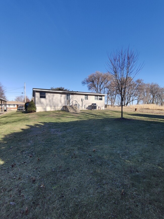 Building Photo - 220 E Pleasant St