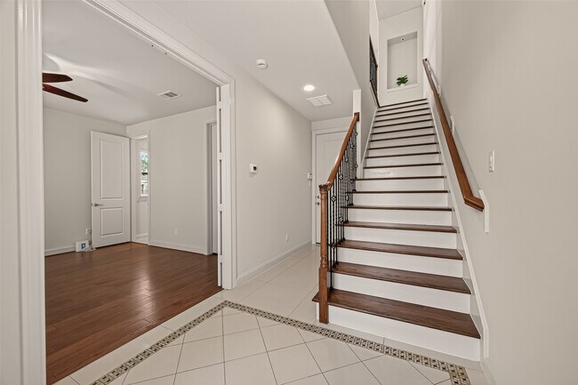 Building Photo - 703 Live Oak St