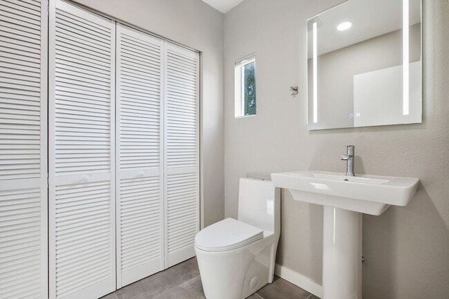 Building Photo - Inviting Everett Home Featuring 3 Bedrooms, Fireplace, and Fully Fenced Backyard