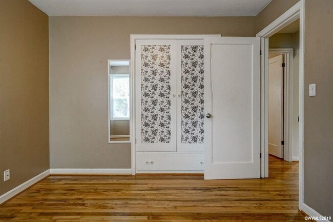 Building Photo - Furnished 2 bedroom 1 bath cottage with landscape included and split mini ducts