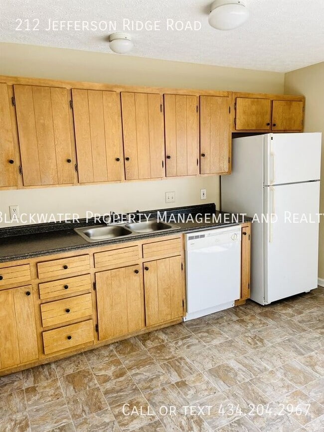 Building Photo - 212 Jefferson Ridge Rd