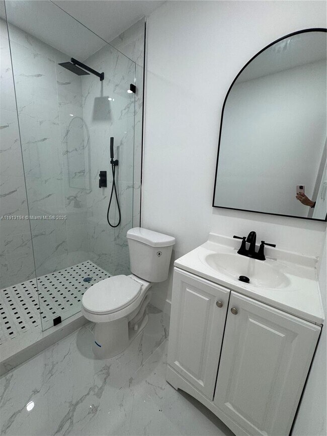 Building Photo - 4028 SW 11th St