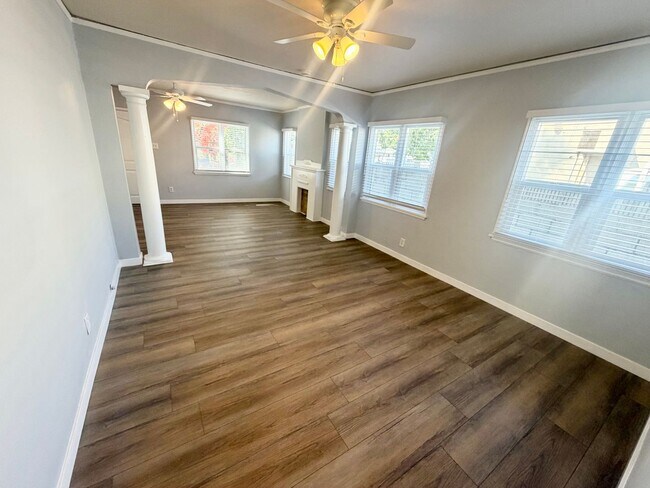 Building Photo - 2 bed 1 bath SFH near USC with gated parking