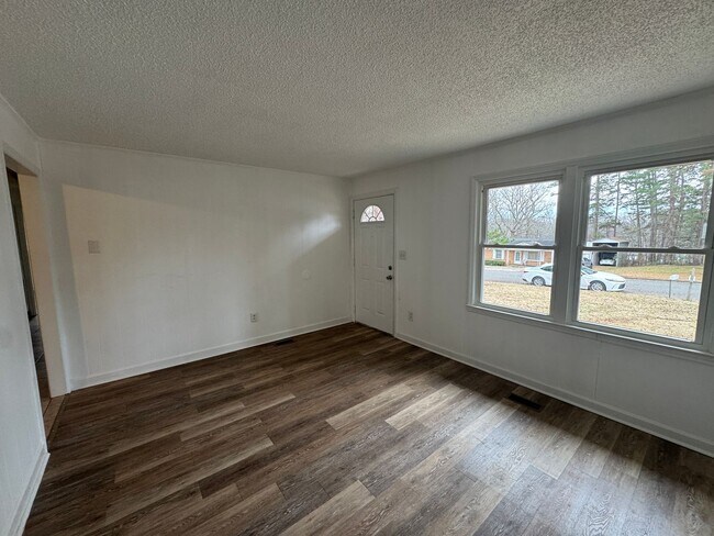 Building Photo - Move-in Ready!