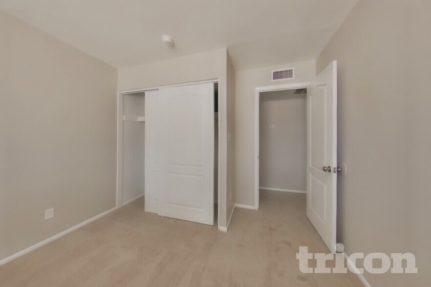 Building Photo - 3849 W Poinsettia Dr