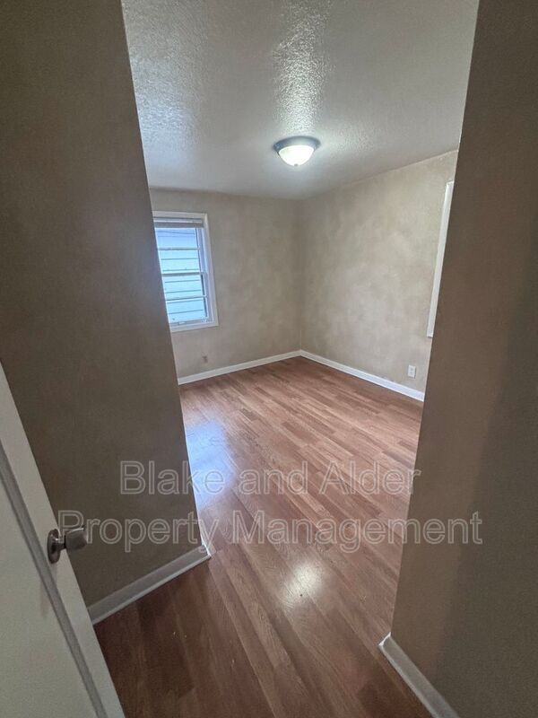 Building Photo - 650 Breys Ave NE